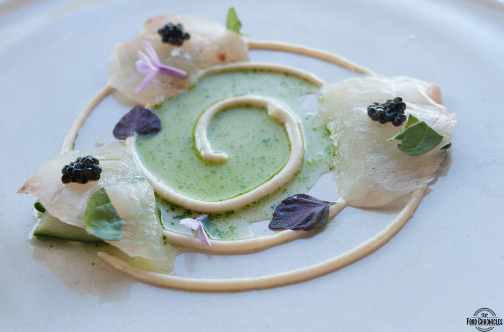 Sashimi di dentice con cetriolo fermentato, emulsione di uova di dentice e caviale di scampo.